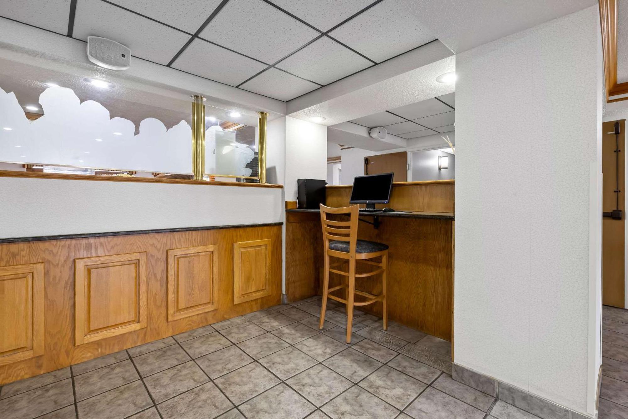 Quality Inn Near Monument Health Rapid City Hospital Exterior photo